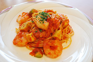 プリプリ海老とアボガドのパスタトマトクリームソース