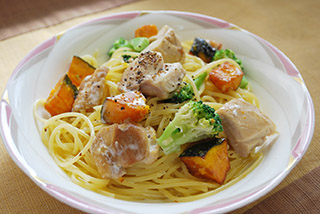 若鶏とブロッコリーとパンプキンのクリームパスタ
